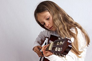 junges Mädchen spielt Gitarre