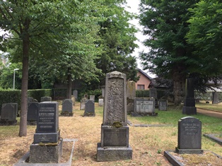 Jüdischer Friedhof mit Gräbern