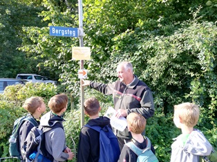 Andreas Thoneick vom Forstamt Niederrhein erklärte den Kindern, worauf sie im Walbecker Wald besonders achten sollten.