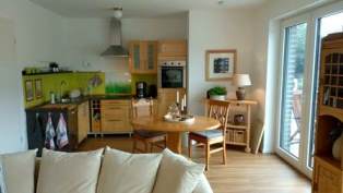 Ferienwohnung "Am Park" - Esstisch und Küchenzeile