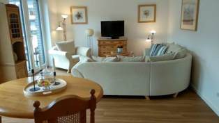 Ferienwohnung "Am Park" - Esstisch und Sofa