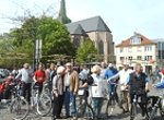 Foto mit stehenden  Radfahrern auf dem Gelderner Marktplatz
