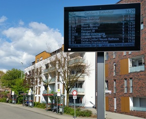 Fahrgastinformation auf dem Bahnhofsvorplatz