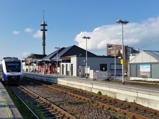 Fahrradparkhaus und -werkstatt vom Gleis aus
