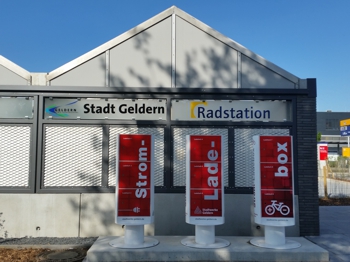 Blick auf die Aufladestation für E-Bikes am Bahnhof Geldern