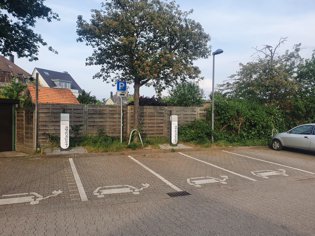 Zwei Ladesäulen für Elektrofahrzeuge mit vier Stellplätzen / Anschlüssen am Bahnhof Geldern