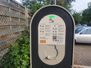 Ladesäulen für Elektrofahrzeuge mit vier Stellplätzen / Anschlüssen am Bahnhof Geldern