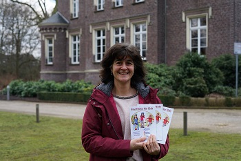 Frau Gottschlich vom Amt für Jugend, Schule und Sport präsentiert den neuen Stadtplan für Kids