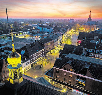 Abbildung: Dachbeleuchtung Heilig Geist Kirche (Vordergrund)