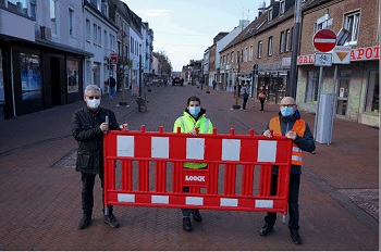 Räumten nach der Schlussabnahme die Sperrschilder auf der Bahnhofstraße zur Seite: Kay Stewering vom gleichnamigen Gelderner Ingenieurbüro, Projektleiterin Jessica Wey vom Gelderner Tiefbauamt und Tiefbauamtsleiter Frank Hackstein (von links).