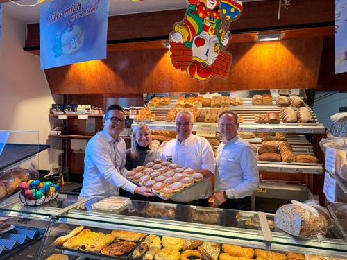 Bürgermeister Sven Kaiser, Kathrin Haupt (Leiterin Team Pädagogische Dienste), Stephan Canders (Bäcker aus Lüllingen) und Markus Grönheim (Leiter Jugendamt) wollen mit der Berliner-Aktion zusätzliche Aufmerksamkeit auf den aktuellen Pflegeeltern-Aufruf lenken.   Foto: Stadt Geldern/Gossens