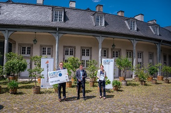 Herr Kaiser, Herr van Hees-Clanzett und Frau Kleine nahmen die Urkunde im Mai 2021 bei der Auszeichnungsveranstaltung in Düsseldorf im Schloss Benrath entgegen. 