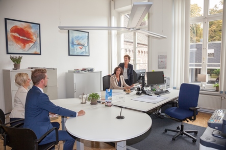 Gruppe im Büro des Standesamtes