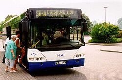 Foto des Schnellbusses der Linie 30 an einer Haltestelle