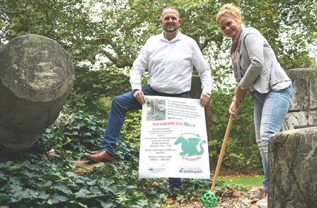 Laden zu einer Runde „Drachengolf“ in den Gelderner Rathauspark ein: Carmen Eichler und Carsten Zündorf vom Gelderner Tourismus- und Kulturbüro. 