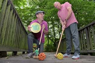 Spielten die erste Runde „Drachengolf“ im Rathauspark am Issumer Tor: Gelderns Touristik-Chef Rainer Niersmann (links) und Spielwarenhändler Josef Laumann hatten sichtlich Spaß an der neuen sportlichen Unterhaltung in Geldern.  Fotograf: Gerhard Seybert