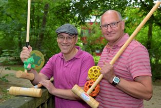 Spielten die erste Runde „Drachengolf“ im Rathauspark am Issumer Tor: Gelderns Touristik-Chef Rainer Niersmann (links) und Spielwarenhändler Josef Laumann hatten sichtlich Spaß an der neuen sportlichen Unterhaltung in Geldern.  Fotograf: Gerhard Seybert