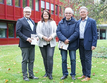 Gabriele Voss, stellvertretende Leiterin des Bereichs Ordnung der Stadt Geldern, mit den Schiedsmännern Hans-Gerd Fleuren (2.v.r.), Eduard Hartmann (r.) und deren Stellvertreter Detlef Wanitzek (l.)