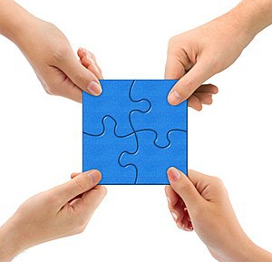 vier gehaltene Puzzleteile