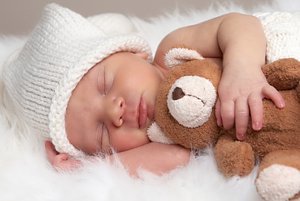 Baby mit Kuschelbär