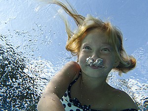 Kind unter Wasser beim Tauchen