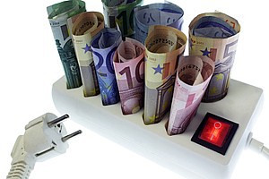 Geld in einer Steckdose