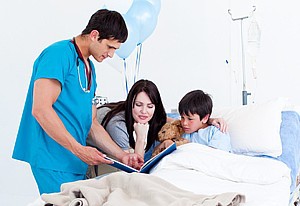 Arzt, Mutter und Kind in einem Krankenzimmer
