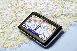 Navigationsgerät auf einer Landkarte