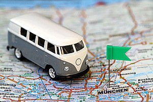 Modellautobus auf einer Landkarte