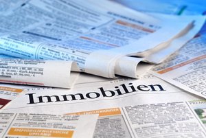 Zeitung mit Überschrift: Immobilien