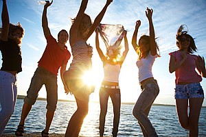 Jugendliche tanzen in der Sonne