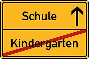 Hinweisschild: aus dem Kindergarten in die Schule