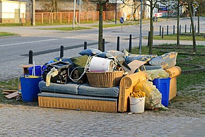 Sperrgut am Straßenrand