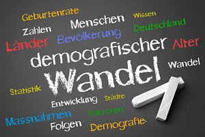 Tafel mit Aufschrift: demografischer Wandel