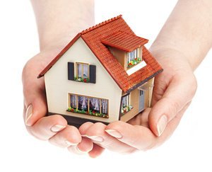 ein Modellhaus wird in Händen gehalten