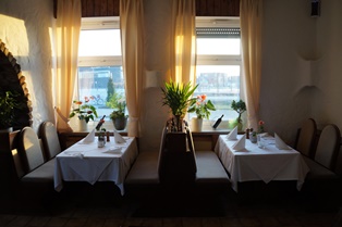 El Rancho Tische am Fenster