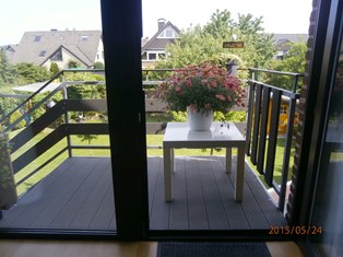 Ausgang von der Ferienwohnung zum Treppenbalkon mit Blume Ausgang von der Ferienwohnung zum Treppenbalkon mit Blume