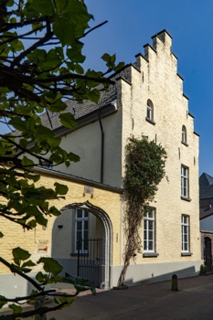 Das heutige Pastorat stammt im Kern dem 16./ 17. Jahrhundert und war Teil des Karmeliterklosters