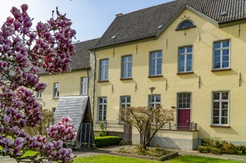Das heutige Pastorat stammt im Kern dem 16./ 17. Jahrhundert und war Teil des Karmeliterklosters