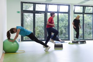 Übungen am Gymanstikball und Aerobic-Board