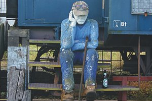 Bild einer sitzenden Figur am Wasserturm am Güterbahnhof