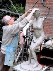 Bild wie Herr Hoselmann die Skulptur modelliert