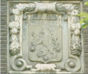 ehemalige Sparkasse, heute Stadtwerke, Wappen