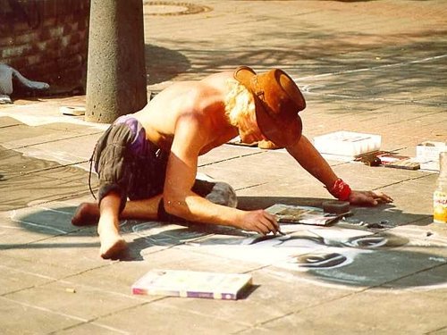 Foto eines Strassenmalers in Aktion