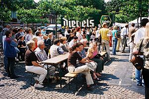 Besucher auf der Straßenparty
