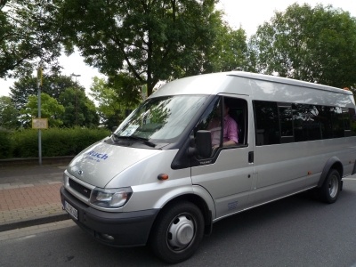Foto des TaxiBusses vom dem Drachenbrunnen auf dem Markt